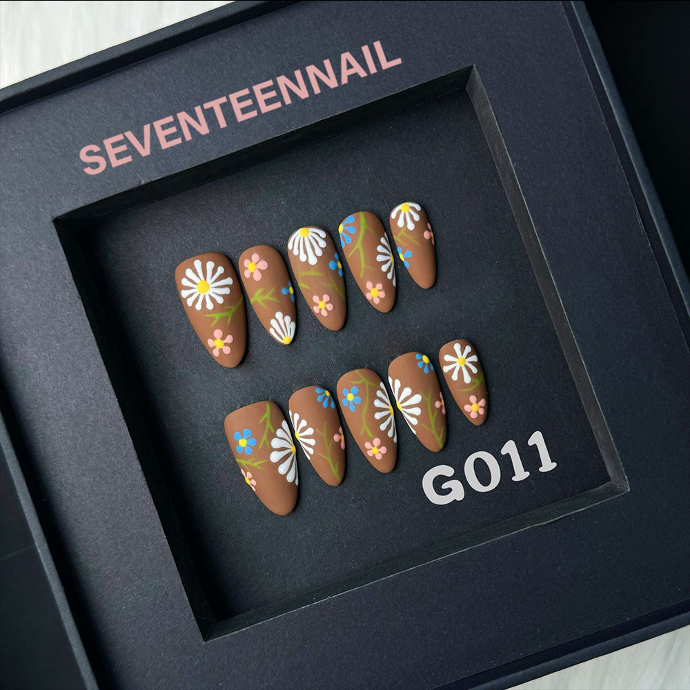 Mocha Daisy-Handmade Nails